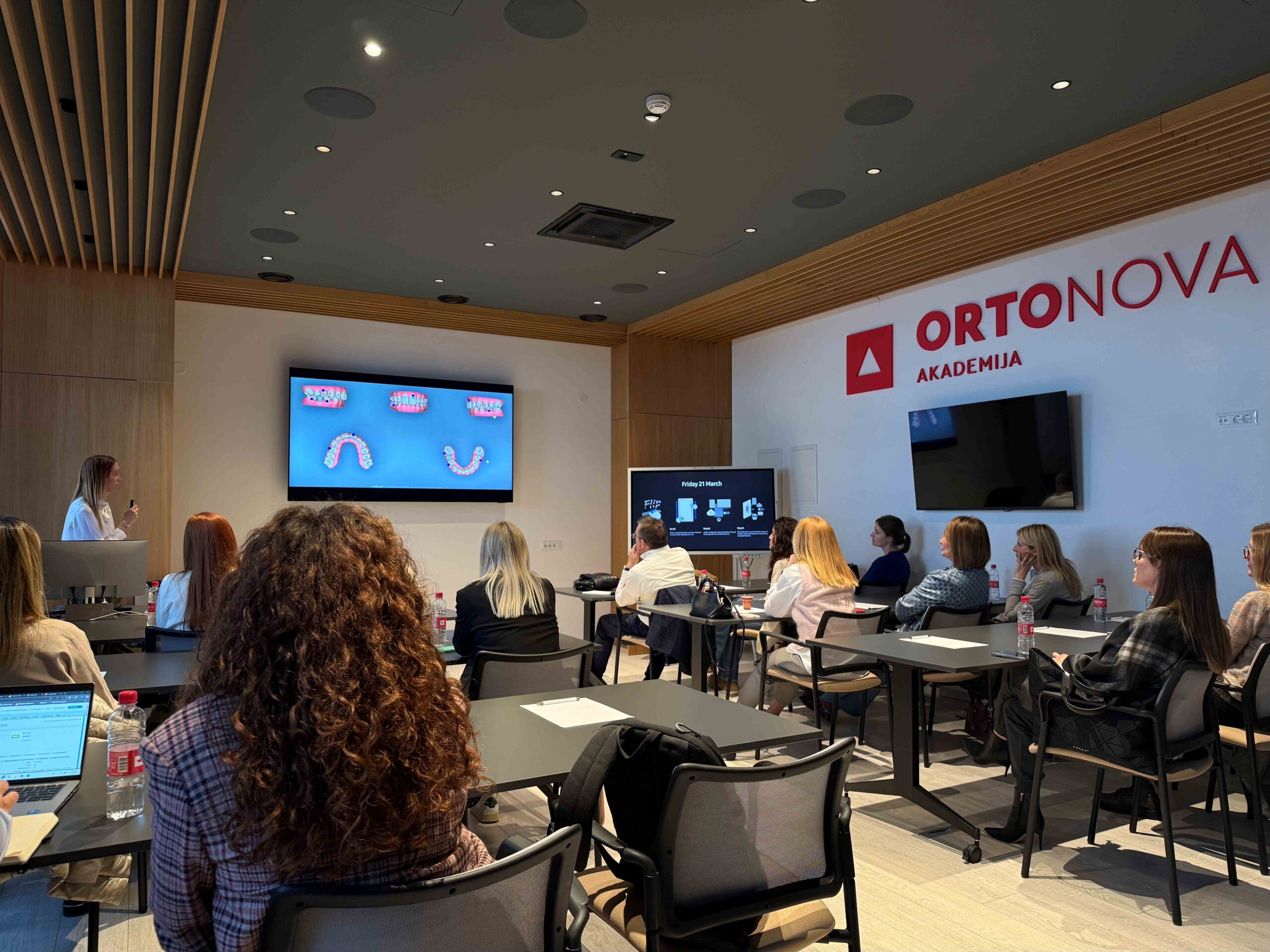 Dr. Petra Zaverski vodi edukaciju o Invisalign terapiji u Orto Nova Akademiji