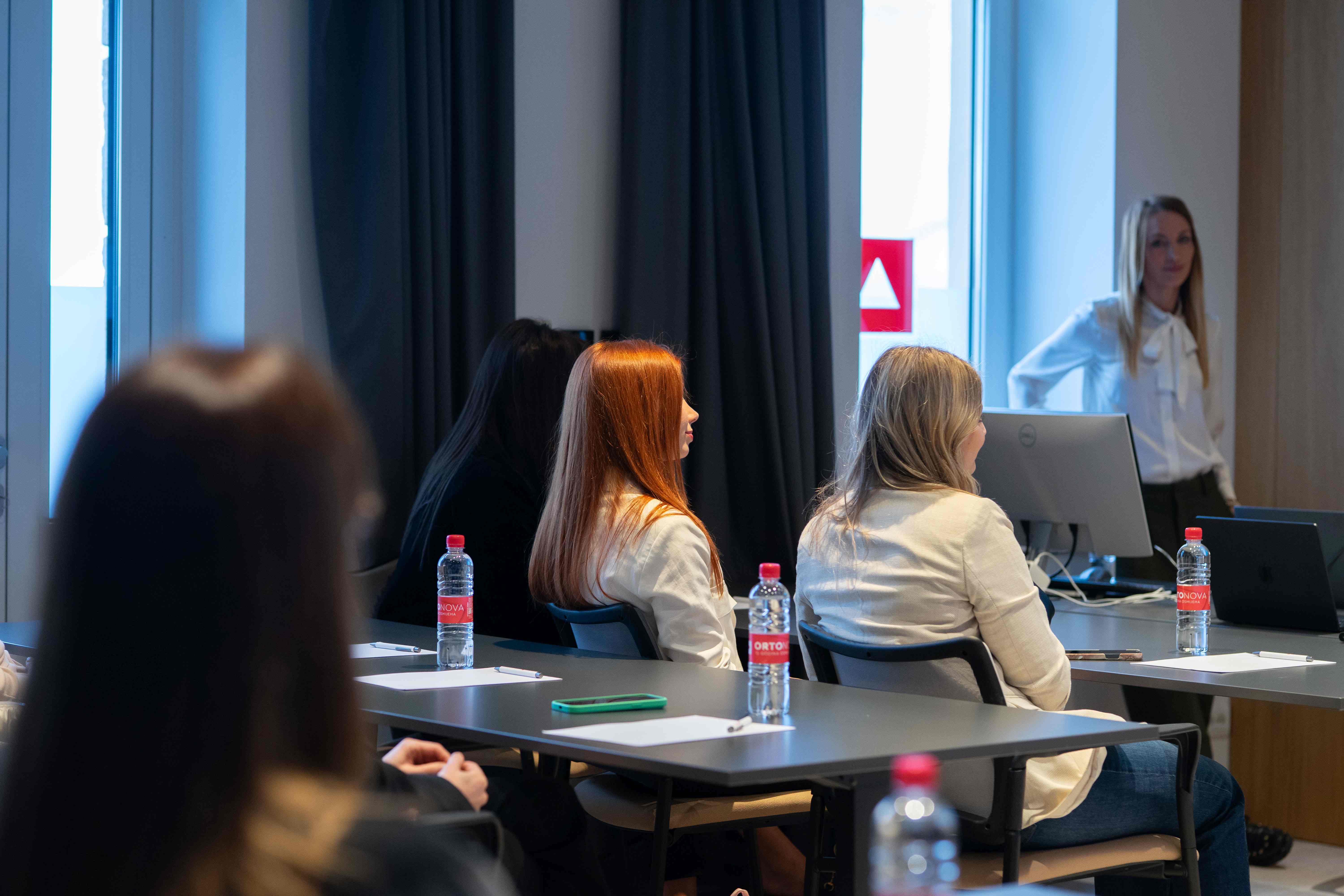 Doktori dentalne medicine prate predavanje dr. Petre Zaverski o predprotetskoj ortodonciji i Invisalign terapiji